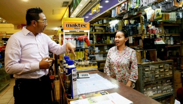Hendry Trie Asmono, as Advertising Manager and Promotion LTC Glodok chatted with shop clerk