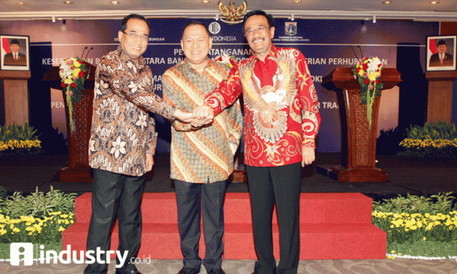 Governor of Bank Indonesia (BI) Agus Martowardojo, Minister of Transportation Budi Karya Sumadi and Jakarta Governor Djarot Saiful Hidayat (dok INDUSTRY.co.id)