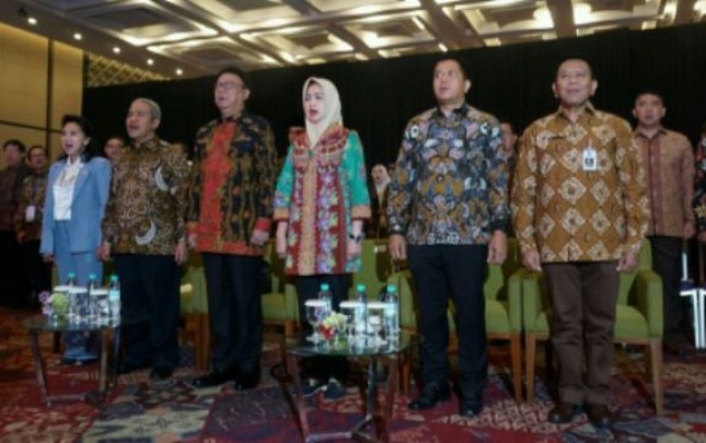 Home Minister Tjahjo Kumolo, Chairman REI Soelaiman and Chairman APEKSI Airin at the Indonesia Future City & REI Mega Expo (Photo Rizki Meirino))