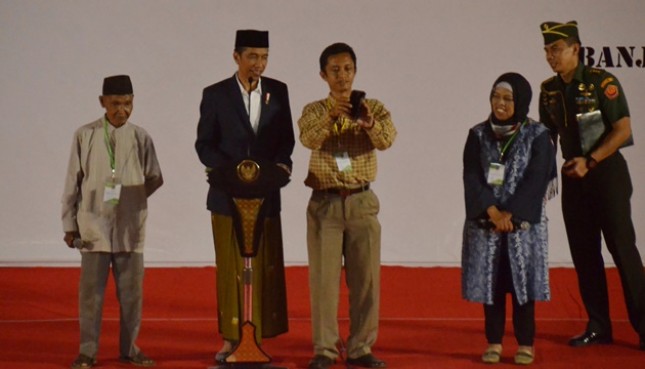 Presiden Jokowi meladeni permintaan warga untuk ber-selfie, di Gedung Sultan Suryansyah, Banjarmasin, Jumat (15/9) (Foto: Humas)