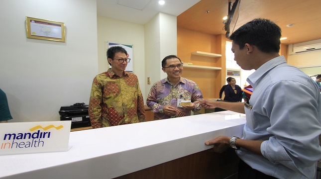 Direktur Utama Mandiri Inhealth Iwan Pasila berbatik corak ungu