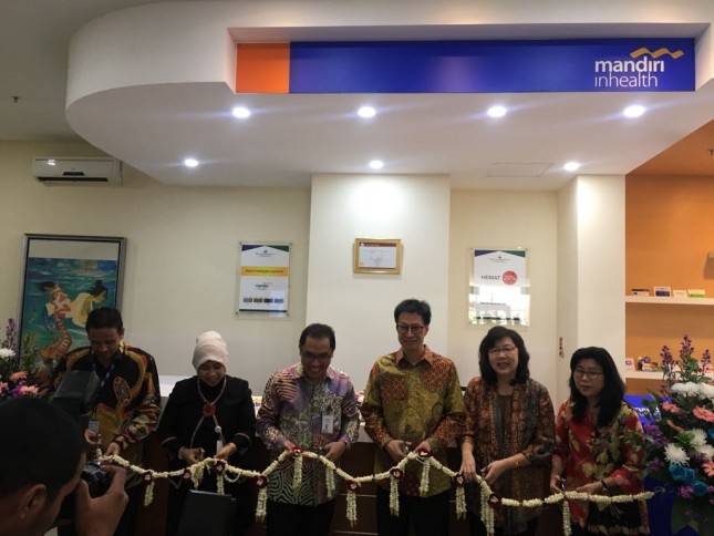 Peresmian counter Mandiri Inhealth oleh direksi di Ciputra Hospital Ciputa Raya Cikupa, Tanggerang. Direktur Utama Mandiri Inhealth Iwan Pasila tiga dari kiri dan Managing Director Ciputra Health Care tiga dari kanan