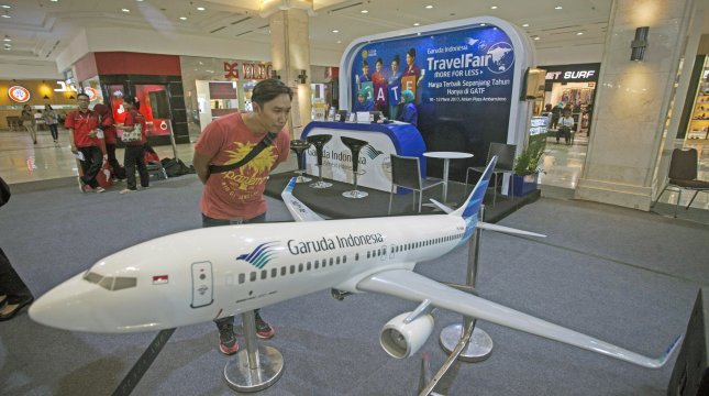 Visitors observed the aircraft owned by the airline PT Garuda Indonesia at Garuda Indonesia Travel Fair (GATF) 2017 in DI Yogyakarta, Friday (10/3). (ANTARA / Andreas Fitri Atmoko)
