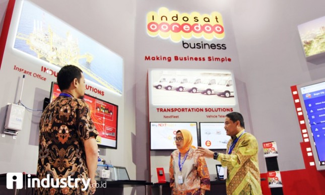 Director & Chief Wholesale & Enterprise Officer Indosat Ooredoo Herfini Haryono (tengah) berbincang dengan Division Head IOT & Vertical Apps Solutions Hendra Sumiarsa pada ajang pameran Indonesia Business & Development 2017 (Foto Rizki Meirino)