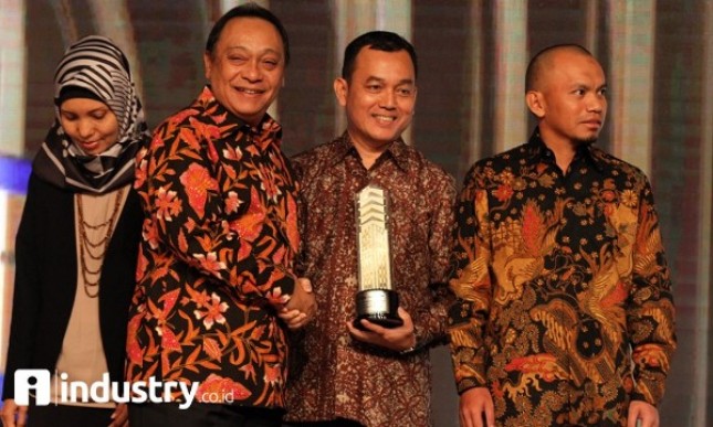Dirut Bank BTN Maryono memberikan penghargaan kepada Dirut PT PP Properti Tbk Taufik Hidayat saat acara BTN Golden Property Awards (Rizki Meirino)