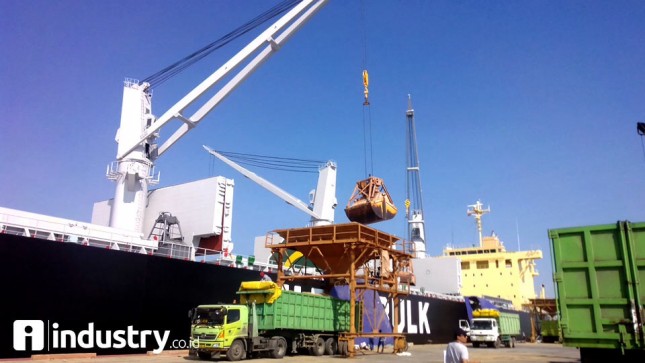 Port, illustration of loading and unloading of goods