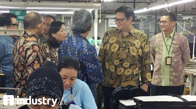 Minister of Industry of Airlangga Hartarto during a working visit at PT Delami Garment Industries