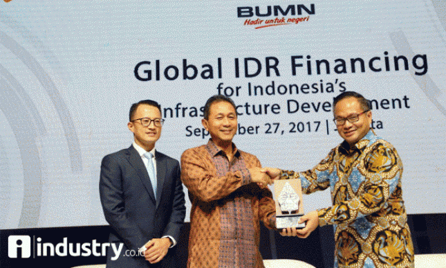 Dirut Bank Mandiri Kartika Wirjoatmodjo, Deputi Bidang Jasa Keuangan, Jasa Survey dan Konsultasi Kementerian BUMN Gatot Trihargo, dan Dirut Mandiri Sekuritas Silvano Rumantir tengah bersalaman saat membuka workshop Global IDR Bonds, Rabu (27/9/2017