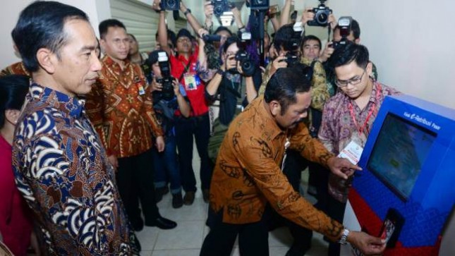 Presiden Joko Widodo, dan Walikota Surakarta FX Hadi Rudyatmo menyaksikan peluncuran e-retribusi Bank BTN 