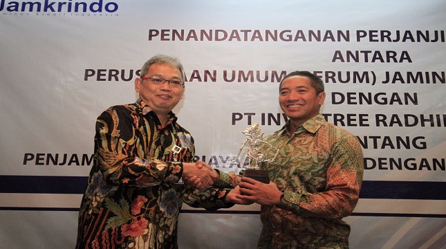 Plt Direktur Utama Perum Jamkrindo I. Rusdonobanu kiri.