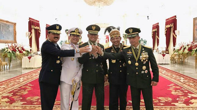 Panglima TNI Gatot Nurmantyo bersama Kepala Staf TNI dan Kapolri