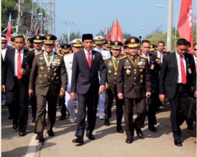 Presiden Jokowi bersama Panglima TNI Gatot Nurmantyo dan Kapolri Tito Karnavian