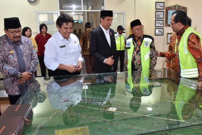 President Jokowi got an explanation from the Minister of Transportation Budi Karya Sumadi about the development of Trunojoyo Sumenep Airport on Sunday (8/10). (Photo: BPMI)