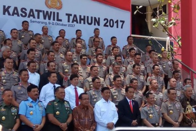 Presiden Jokowi dan Kapolri Tito Karnavian berfoto bersama dalam acara yang digelar di AKPOL Semarang, Senin (9/10)