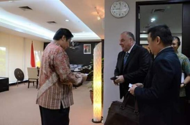 Menperin Airlangga Hartarto dan Pemipin Regional Bisnis Unit ASEAN & South Asia Linde Group, Robert Hughe (Foto Humas)