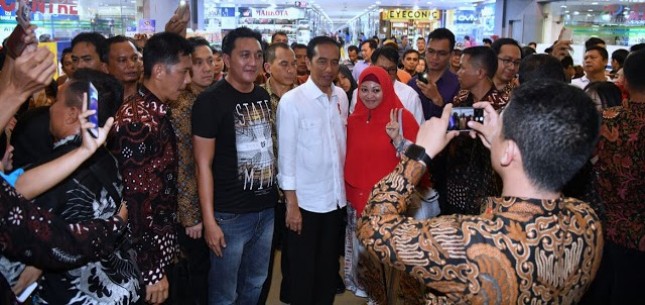 Presiden Jokowi bersama masyarakat (Foto : Biro Pers Setpres)