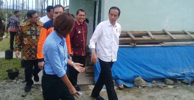 Presiden Jokowi kunjungi penampungan pengungsi Sinabung, di areal relokasi Siosar, Kabupaten Karo, Sabtu (14/10) siang. (Foto: Naster)