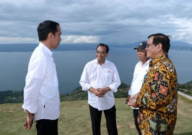 President Jokowi visit Lake Toba with Minister of PUPS Basuki, Minister of Transportation Bureau, Seskab Pramono Anung Saturday (14/10/2017)