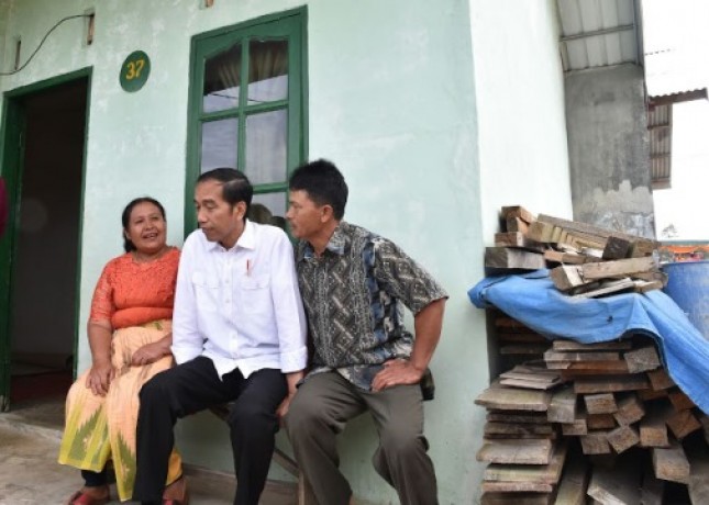 Presiden Jokowi bersama masyarakat korban erupsi gunung Sinabung Karo (Foto Biro Pers Setpres)