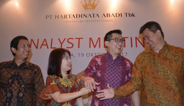 Manajemen Hartadinata Abadi (ki-ka) M ATH Thoriq (Corporate Secretary), Sandra Sunanto (Dirut), Deny Ong (Direktur Keuangan) dan Cun Cun Muliawan (Direktur Produksi & Operasional) -foto Dok INDUSTRY.co.id