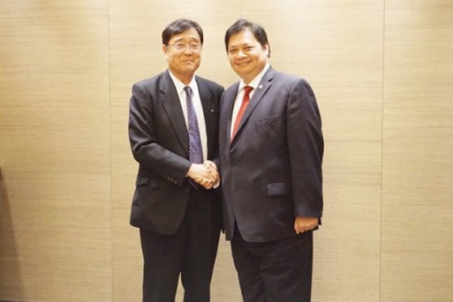 Menperin Airlangga Hartarto shook hands with CEO of Mitsubishi Motors. Osamu Masuko before a meeting in Tokyo. (Photo PR)