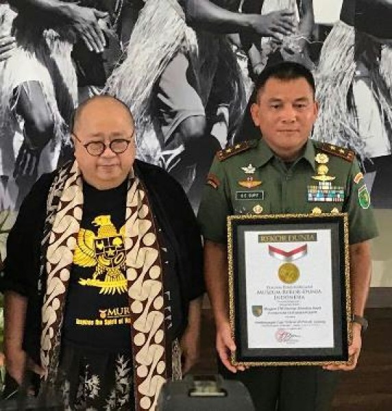 Pangdam XVII/Cenderawasih, Mayjen TNI George Elnadus Supit dan pendiri MURI, Jaya Suprana.(Foto Ist)) 