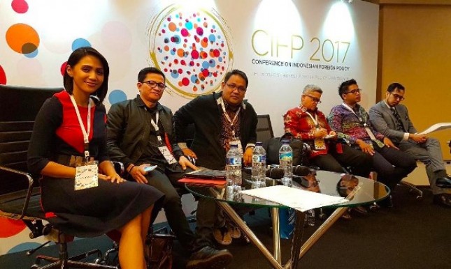 Teguh Santosa (tengah) Menjadi Pembicara di Conference on Indonesian Foreign Policy (CIFP) 2017 (Foto Ist)