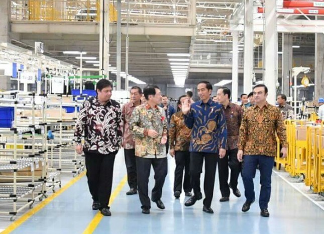 President and Menperin review manufacturing factories