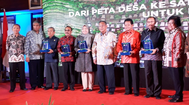Menko Perekonomian, Darmin Nasution Di antara Kepala Daerah yangmendapat penghargaan One Map Policy (Foto: Amz)