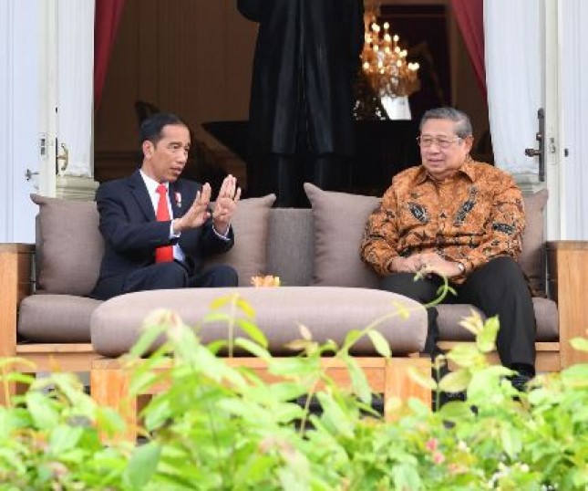 Presiden Jokowi dan Presiden ke-6 RI, SBY, di beranda belakang Istana Merdeka, Jakarta, Jumat (27/10) siang. (Foto: BPMI)
