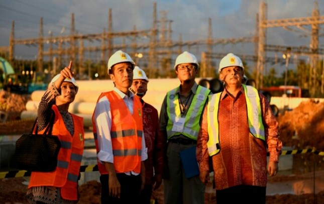 Presiden Jokowi bersama Dirut PLN meninjau proyek listrik ( setkab )