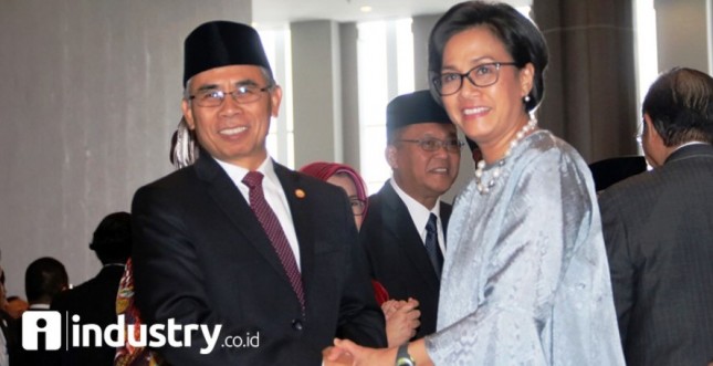 Ketua DK OJK Wimboh Santosa dan Menkeu SriMulyani (Foto Rizki Meirino)