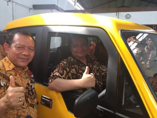 Minister of Industry, Airlangga Hartarto when trying the Village Car of Mahesa