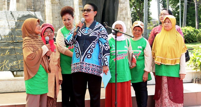 Menteri Pemberdayaan Perempuan dan Perlindungan Anak Prof. DR. Yohana Susana Yembise, Dip, Apling, MA., PhD. bersama Lansia 