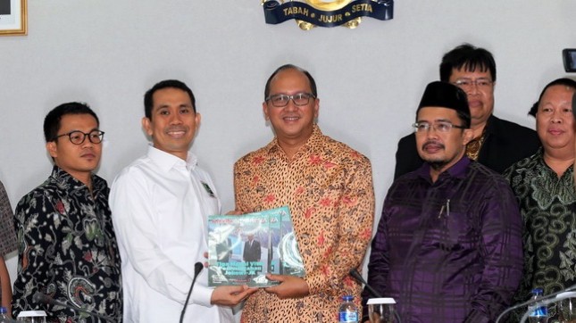 Presidium KAHMI menerima Majalah KADIN dari Ketua Umum Kadin Rosan Abdulgani