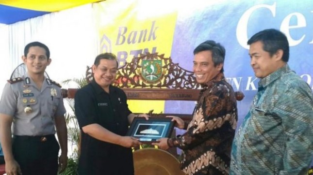  Nixon L Napitupulu, Direktur Bank BTN menjelaskan usai meresmikan kantor cabang tersebut di Sukabumi, Kamis 23 November 2017. 