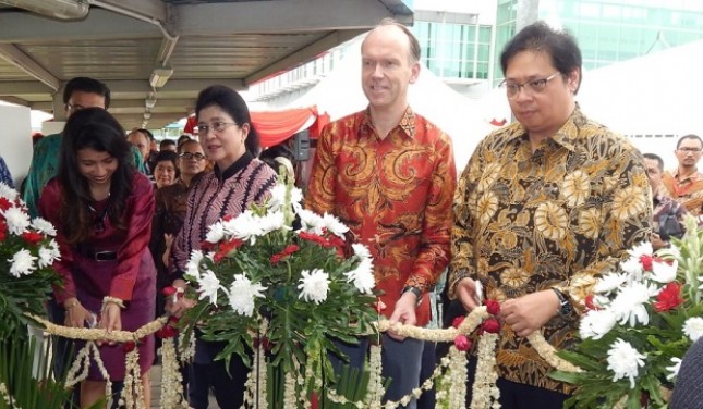 Indrawati Taurus, President Director of ETHICA Pharmaceutical Industry; Nila Moeloek, Minister of Health Gerrit Steen, Fresenius Kabi Board Member & President Region Asia; and Menperin Erlangga Hartarto, (PHOTO: Abraham Sihombing)