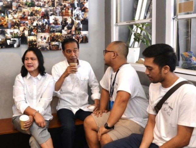 Presiden Jokowi dan Ibu Negara Iriana saat mampir di Kedai Kopi Tuku di Jakarta, Minggu (2/7). (Foto: BPMI)