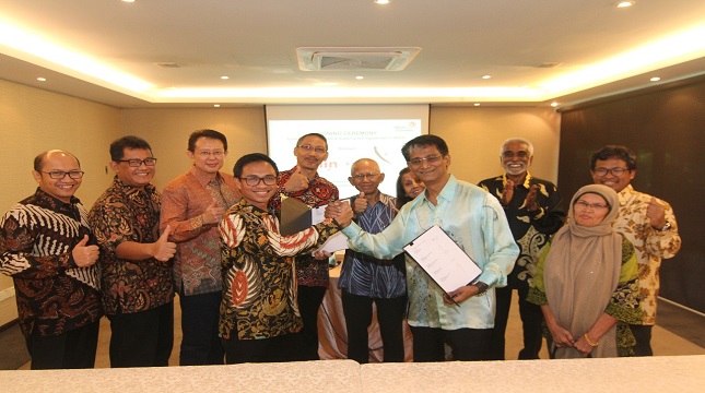  CEO Telin Faizal R. Djoemadi (keempat dari kiri) bersama perwakilan shareholders TSGN Dhrmarajah A.T Thiagarajah (keempat dari kanan) dan CEO TSGN Kent Ho (ketiga dari kiri)