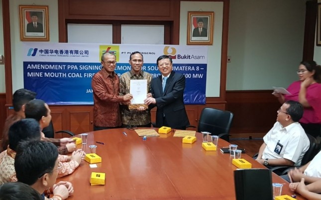 Penandatangan amandemen power purchase agreement PLTU Mulut Tambang Sumsel 8 antara Direktur Utama PTBA, Arviyan Arifin dengan Supangkat Iwan selaku Direktur Pengadaan II PLN, Fang Zheng selaku Chairman China Huadian Hongkong Comapny Ltd. di Jakarta