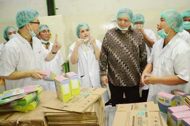 Menteri Perindustrian, Airlangga Hartarto saat mengunjungi pabrik PT Tiga Pilar Sejahtera