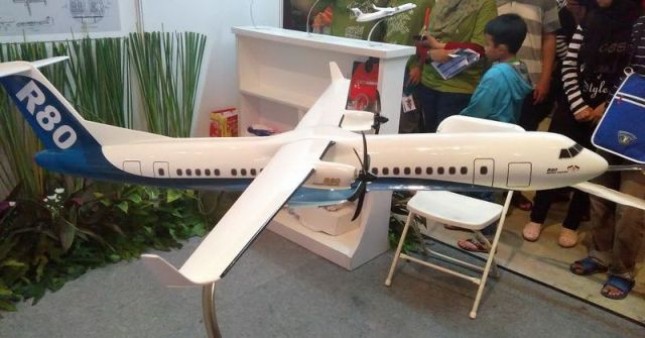 Replika Pesawat R80