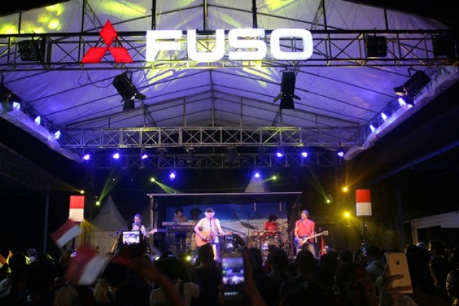 Mitsubishi FUSO Stage Truck Holds an Inaugural Concert with Iwan Fals (Foto Ist)