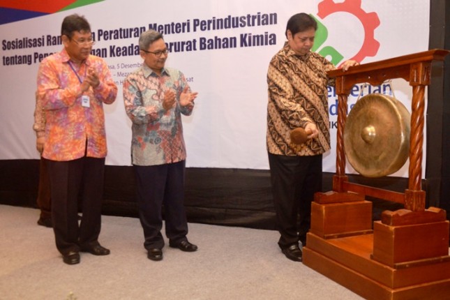 Minister of Industry Airlangga Hartarto accompanied by Director General of Chemical Industry Textile and Aneka (IKTA) Achmad Sigit Dwiwahjono and Director of Upstream Chemical Industries Muhammad Khayam