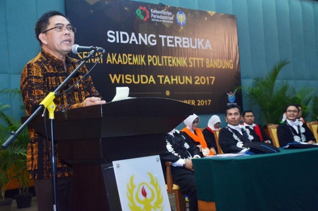 Secretary General of the Ministry of Industry, Haris Munandar during the Graduation Ceremony of STTT Bandung (Photo: Humas)