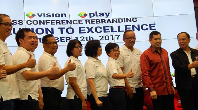 Harry Tanoesoedibjo, Chairman MNC Group, berfoto bersama Manajemen MNC Vision dan MNC Play setelah meresmikan nama baru MNC Vision untuk produk televisi berlanggangan milik MNC Group di Jakarta (Foto: Abraham Sihombing/Industry.co.id)