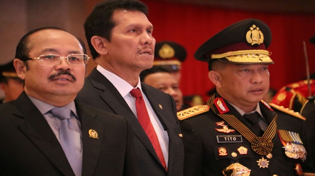 Menteri PANRB, Asman Abnur diapit Kapolri.