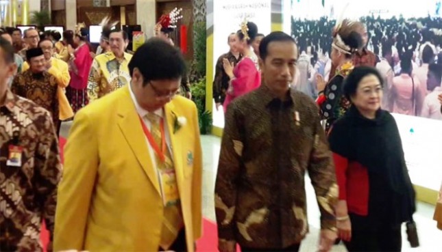 Presiden Jokowi bersama Ketum Partai Golkar dan Ketum PDI-P