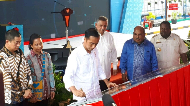 Presiden RI Joko Widodo melakukan peresmian dua Pembangkit Listrik Tenaga Mesin Gas (PLTMG)
