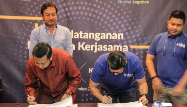 Signing process of cooperation letter of iruna eLogistics with Khrisna Logistic in Bali, December 26, 2017